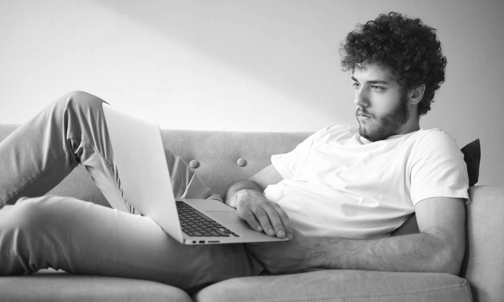 Modernes Büroumfeld mit Finanzanalyse-Tools und Teamarbeit